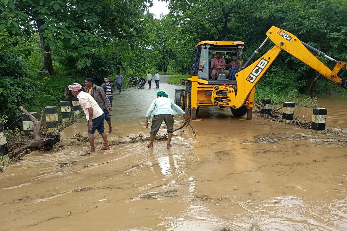 ಕಂಬಾರಗಣವಿ ಸೇತುವೆ ಮುಳುಗಡೆ : ಹಣ ಕೂಡಿಸಿ ಸೇತುವೆ ಸ್ವಚ್ಚ ಮಾಡಿದ ಗ್ರಾಮಸ್ಥರು