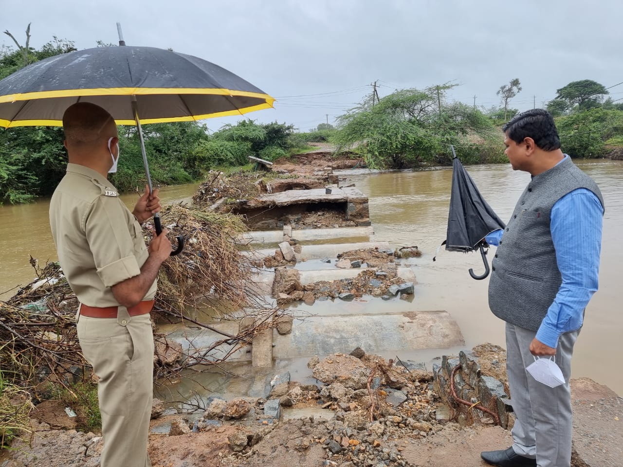 ಭಾರೀ ಮಳೆಗೆ ಕೊಚ್ಚಿಹೋದ ಸೇತುವೆ